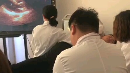 Dengan begitu banyak teman yang menonton, kok kamu bisa tertidur sih?