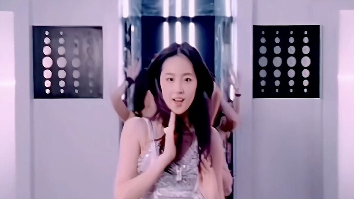 ผู้หญิงคนนี้เคยออกอัลบั้มมาแล้วนะ หน้าตาแบบนี้เหมาะเป็นเมมเบอร์ไอดอลเกิร์ลกรุ๊ปตัวท็อปเลย #หลิวอี้เฟ