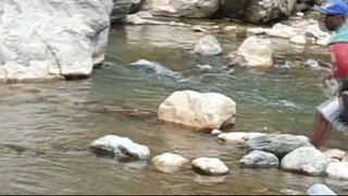 cast netting in Nepal | himalayan trout fishing with handmade cast net |