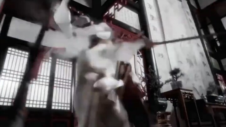 “A white-clad warrior wields a gun to shatter the sword intent!”
