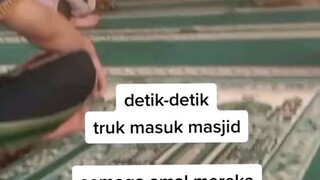 detik detik truk masuk ke masjid...