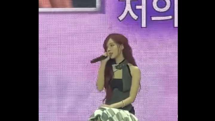 为什么三个人开麦有一个人假唱？