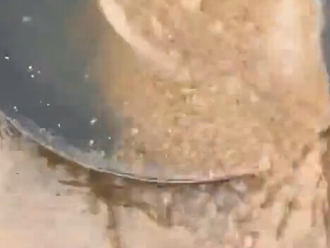 男子在河道边淘金，没想到收获大量黄金。网友：这么多沙值多少钱