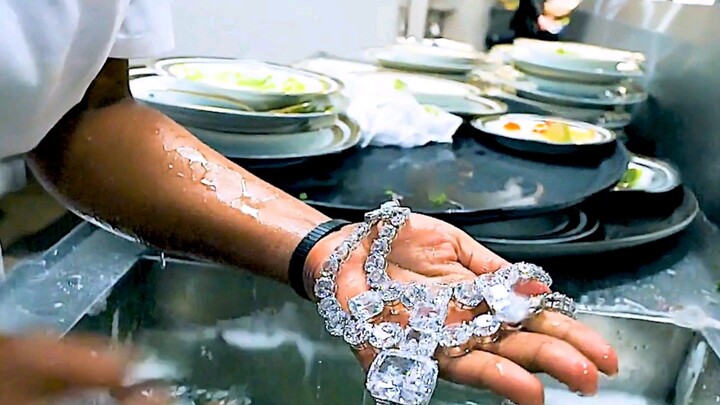 Tukang Cuci Piring Menemukan Kalung Permata Romawi Kuno