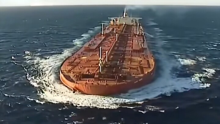 “399.99 meters isn’t my limit—it’s the Suez Canal’s limit!”