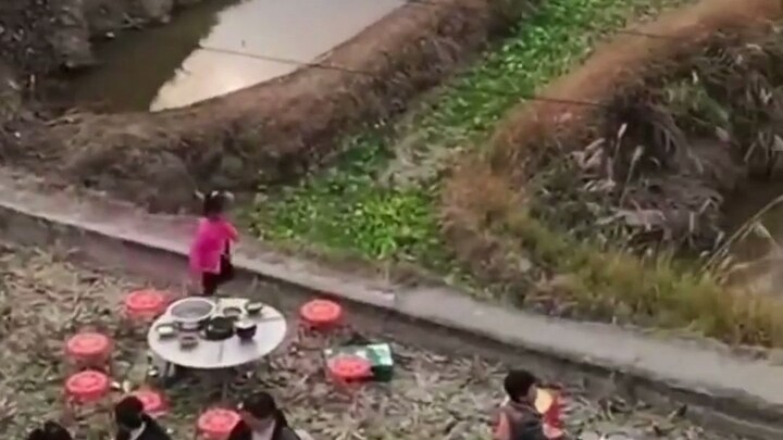 Gia đình khó khăn nhất trong thôn tổ chức tiệc cưới: không có cá to thịt béo, cũng chẳng có khung cả