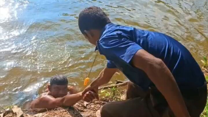 মাদক সেবন করতে গিয়ে পুলিশের হাতে আটক।