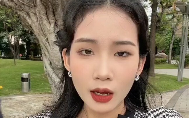 My daughter has the same foot shape as her grandma—I want to get mad every time I buy her shoes.