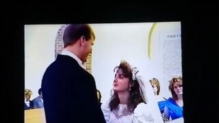 姐妹俩看父母结婚时的录像带，其中一位被戳到泪点爆哭