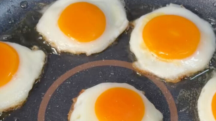 ไม่คิดเลยว่าไข่ที่แช่แข็งแล้วเอามาทอดจะเด็ดขนาดนี้!! ปลดล็อกเมนูไข่ดาวดวงอาทิตย์ได้สำเร็จแล้ว! ทานคู
