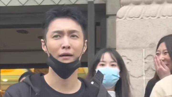 【Zhang Yixing】“Mobil Mercedes-ku di mana? Tidak bisa! Mercedes-ku di mana?” Haha “Koperku di mana?” 