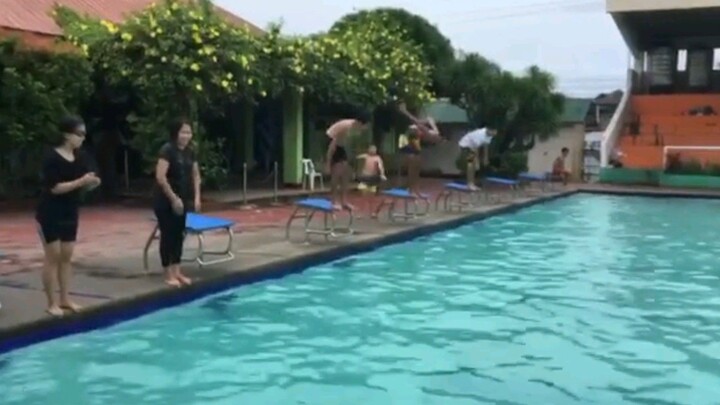 Swimming lesson to dive at pool