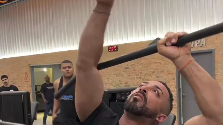 “Người mạnh mẽ không bao giờ tiếc giúp đỡ người khác”