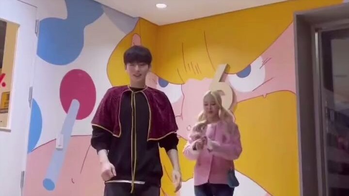 Teman kecil Cosmic Girls, Xie Rong x Monsta X, Ki Hyun, tantangan tari SuperYuppers dengan swafoto T