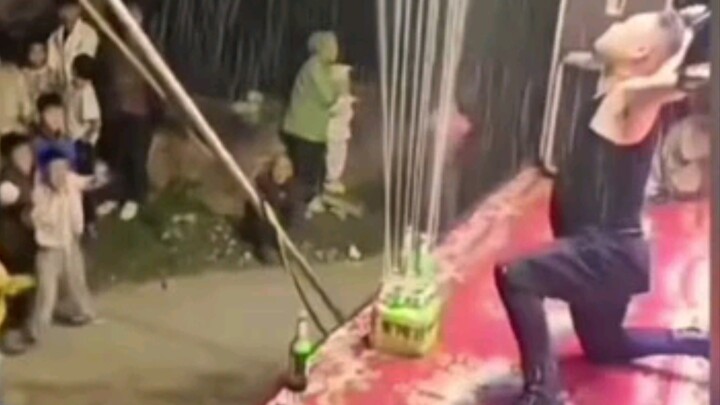 Setelah rapat bubar, anak tetangga mabuk semalaman.