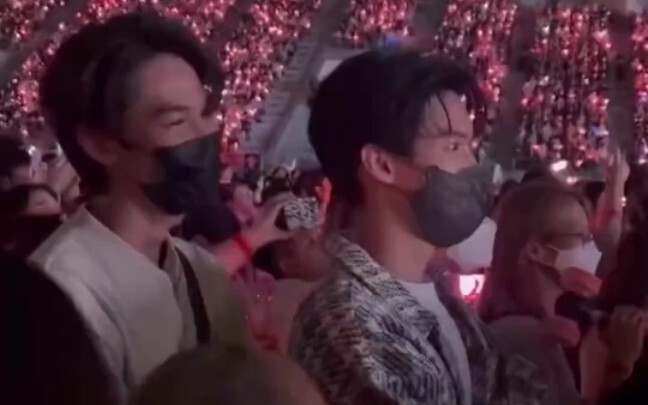 Dew and Win go to BLACKPINK’s concert in Thailand