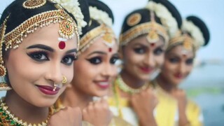 الهند بلد الرقص. حتى دعاية سلامة الطيران تُدمج الرقص الكلاسيكي.