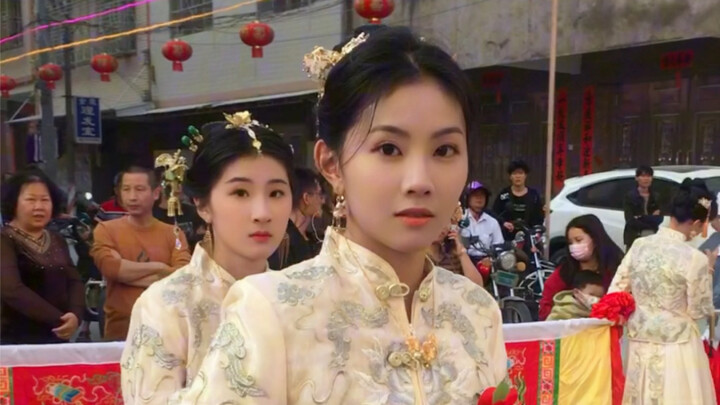 A single glance and a smile bring forth a hundred charms; the beauties of the six palaces pale in co