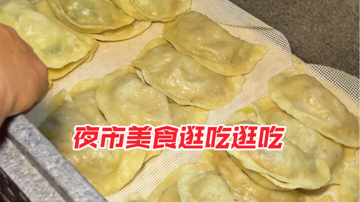 Big steamed dumplings, one yuan each, packed with filling—such a honest boss! I got a small combo fo