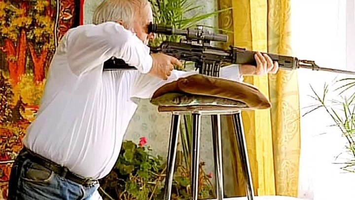 Một người đàn ông tám mươi tuổi cầm súng bắn tỉa trên tay tức giận trả thù, và cảnh tượng sau đây th