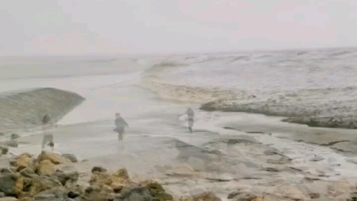 Khách du lịch từ nơi khác đến xem triều cường, người dân địa phương thấy tình hình bất ổn vội vàng h