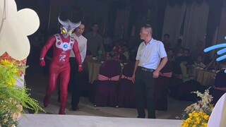 Mặc những bộ quần áo đắt tiền nhất để tham dự đám cưới của bạn!