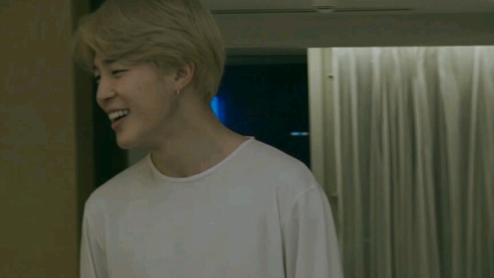 [بارك جيمين Jimin] كُتِبَ عليه حكم الإعدام من قبل زملائه فور خروجه لقضاء الحاجة، ما أجمله! [فرقة BTS