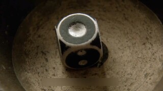 男人每次出老千时，都会叫人将自己眼睛蒙上