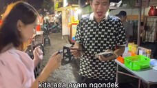 Satu lagi pedagang antik …. Nama menu nya bikin senyum senyum , yang jual nya bikin ngakak   ….