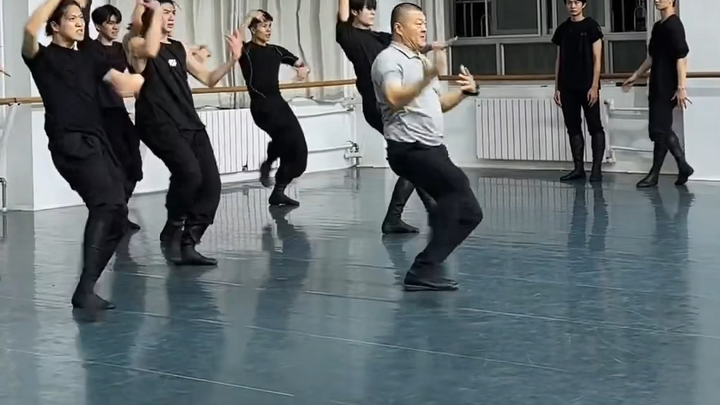 قام العميد بحركة ما، فأصبح الطلاب خلفه متيبسين بعض الشيء.