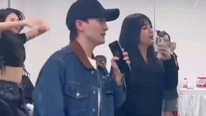 舞蹈老师简直在演我，和深深在一起工作好快乐