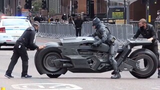 蝙蝠侠飙车拍摄现场竟出车祸！超帅超长大摩托惨被追尾！