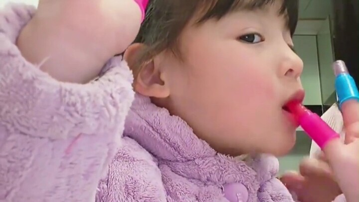 Kids who don’t usually play on their phones can be this cute.