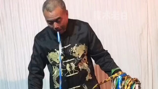 江湖艺人街头魔术，口吐蜘蛛丝！