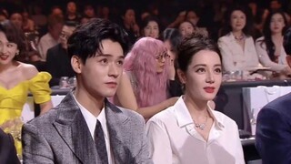 Another perspective of Dilireba and Gong Jun accepting the award on stage