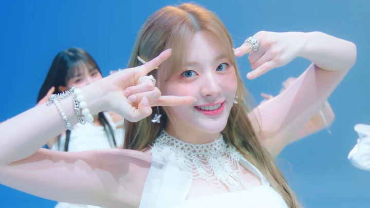 STAYC's cover of TWICE's "Fancy" dance version