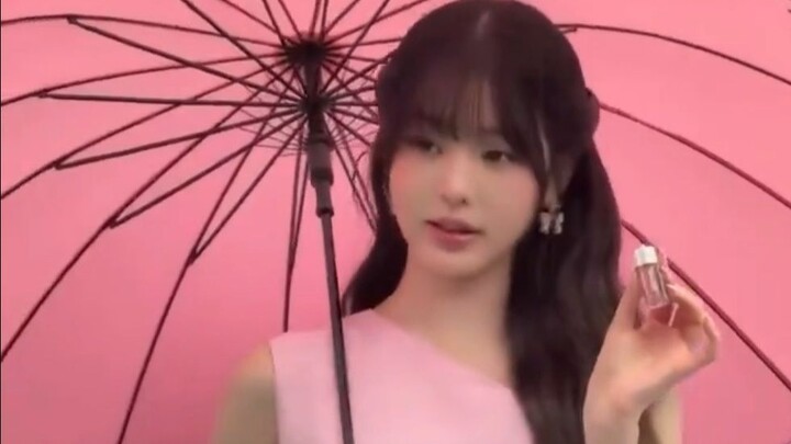 250620 จางหยวนอิง ปรากฏตัวในสายฝนสำหรับนิตยสาร