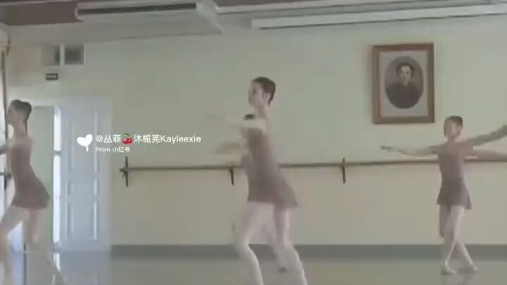 مثل هذا النصف العالي من الرأس، يبرز في أيام المدرسة🐮