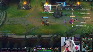 Nay chơi LOL ạ :3