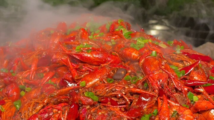 กุ้งแม่น้ำ 20 ปอนด์และหมูทั้งตัว แค่มื้ออาหารด่วนๆ กับเพื่อนๆ ในวันหยุด