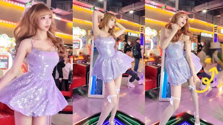 Con vẹt nhỏ phía sau cũng bắt nhịp chuẩn rồi! Váy lấp lánh tung bay phất phới—màn hình dọc máy nhảy 