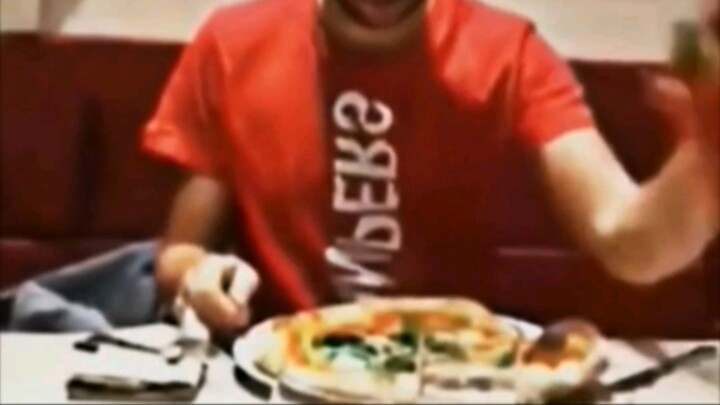 Con trai ăn pizza vs con gái ăn pizza