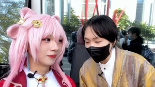 A man was mistaken for a young lady at a comic convention, and the reaction was so real!