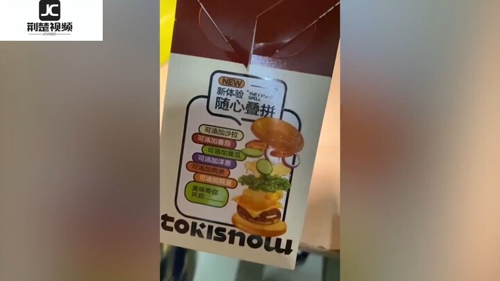 Chàng trai sau khi tập thể thao liền mua burger “sang chảnh” làm đồ ăn khuya, nhưng khi mở ra thì sữ