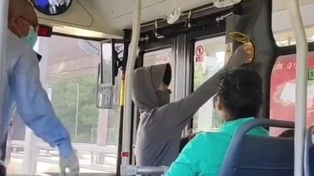 Woman on a bus ignores the driver’s warnings and forcibly presses the “emergency button” to get off!