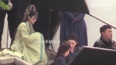 【白鹿长月烬明路透】 白鹿长月烬明弹琴路透,假弹陶醉的样子真的有被笑到,可爱晕了