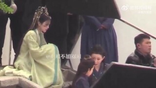 【白鹿长月烬明路透】 白鹿长月烬明弹琴路透，假弹陶醉的样子真的有被笑到，可爱晕了