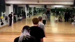 Anak-Anak Tuhan Sedang Menari丨Versi Ruang Latihan "Api" Wang Yibo
