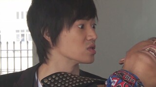青山为了抢回拿瓦铠甲召唤器，变身欧克瑟时被阔海发现