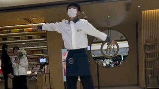 Haidilao’s third subject, dancing, is a double test in the food industry. Today’s waiters need to be